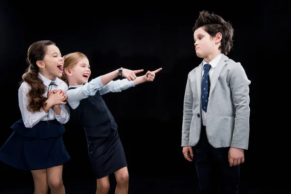 Les filles se moquent du garçon — Photo de stock