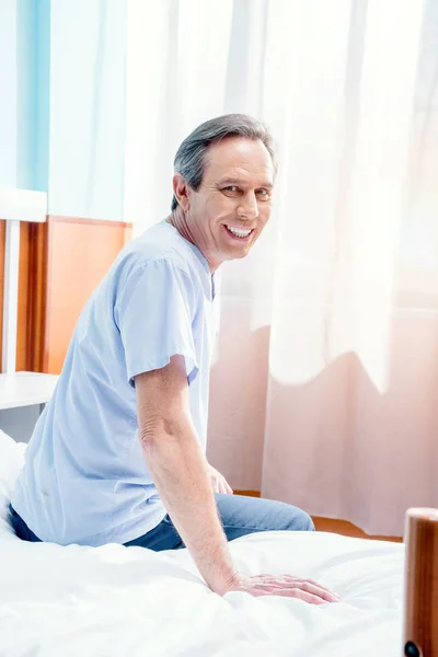 Пациент сидит на кровати — стоковое фото