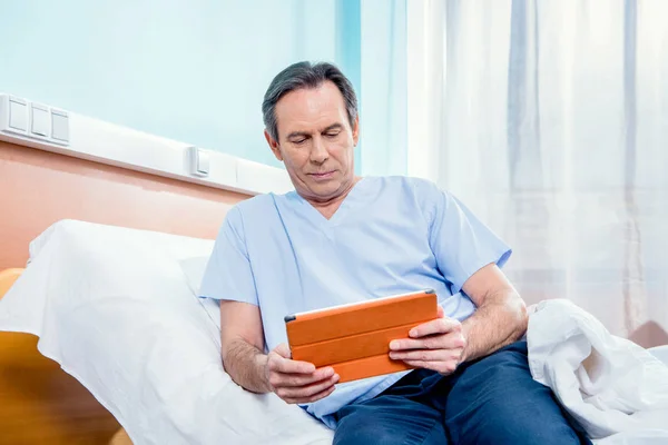 Patient using digital tablet — Stock Photo