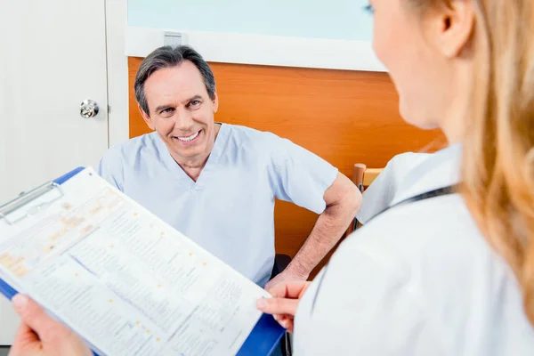 Doctor holding diagnosis — Stock Photo