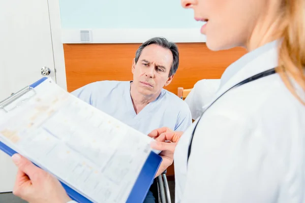 Doctor holding diagnosis — Stock Photo