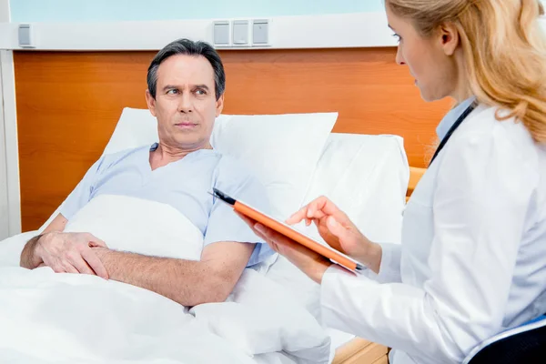 Пацієнт і лікар з цифровим планшетом — стокове фото