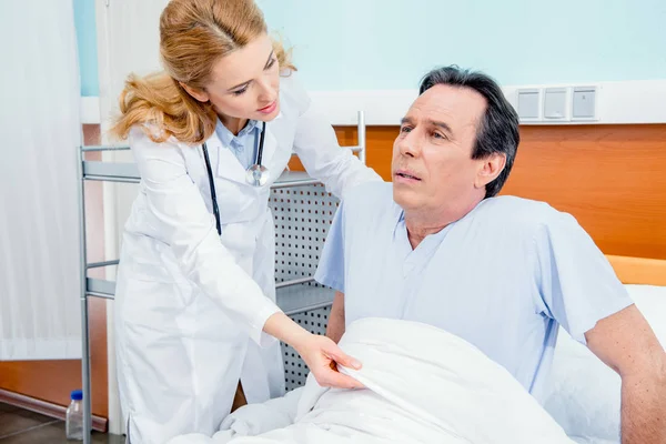 Doctor helping patient — Stock Photo