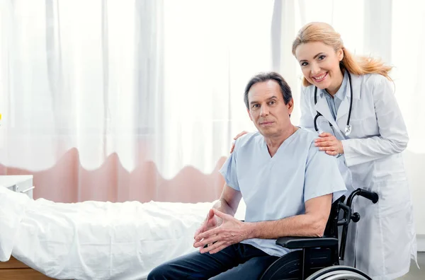 Anciano sentado en silla de ruedas - foto de stock