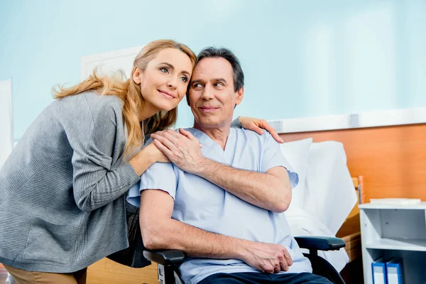 Anciano silla de ruedas hombre en el hospital - foto de stock