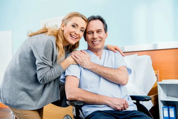 Anciano silla de ruedas hombre en el hospital - foto de stock