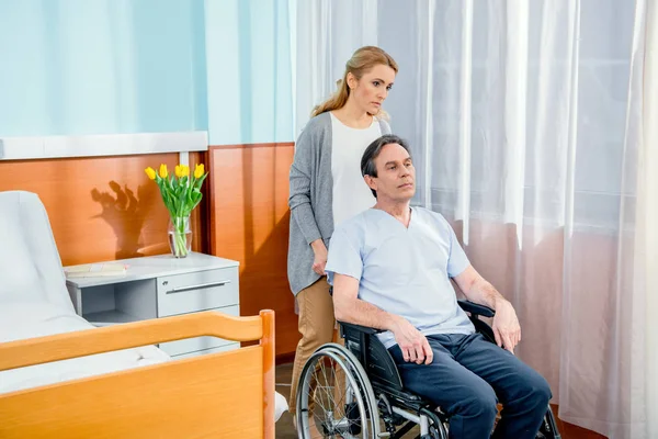 Anciano silla de ruedas hombre en el hospital - foto de stock