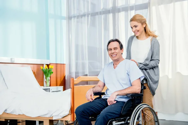 Anciano silla de ruedas hombre en el hospital - foto de stock