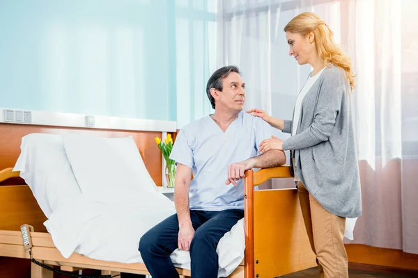 Wife visiting husband in hospital — Stock Photo