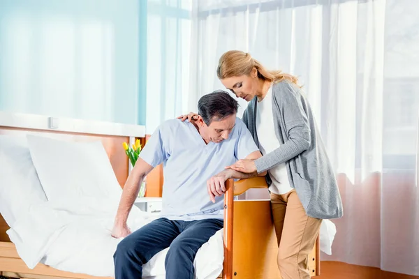 Wife visiting husband in hospital — Stock Photo