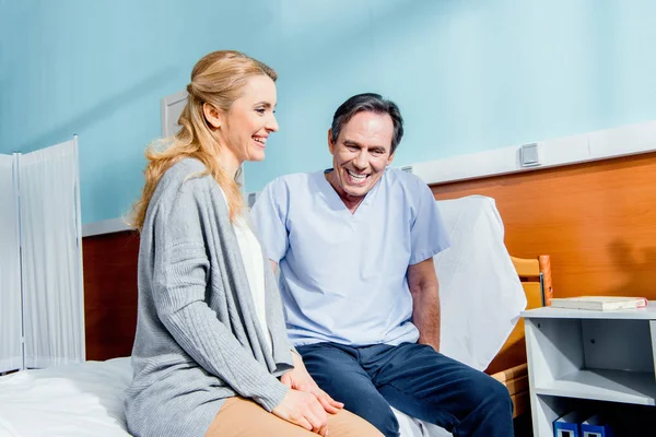 Wife visiting husband in hospital — Stock Photo