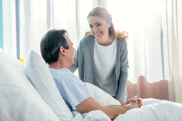 Esposa visitando marido en hospital - foto de stock