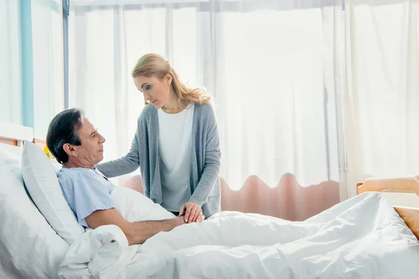 Esposa visitando marido en hospital - foto de stock