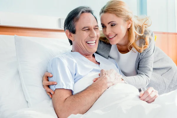 Ehefrau besucht Ehemann im Krankenhaus — Stockfoto