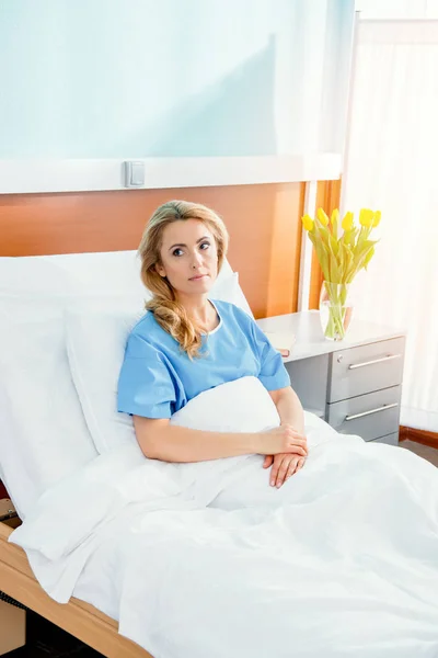 Mulher deitada na cama do hospital — Fotografia de Stock