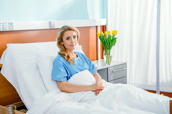 Mujer acostada en cama de hospital - foto de stock