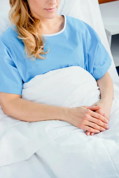 Mujer en cama de hospital — Stock Photo