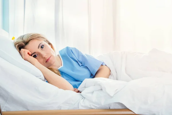 Mulher deitada na cama do hospital — Fotografia de Stock