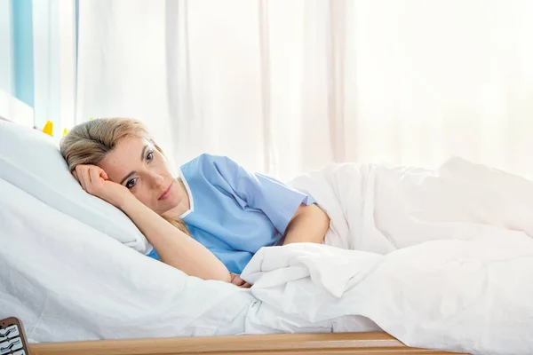 Mulher deitada na cama do hospital — Fotografia de Stock