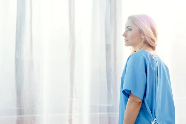 Femme dans la chambre d'hôpital — Photo de stock