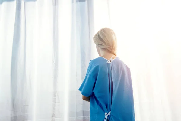 Mujer en la cámara del hospital - foto de stock