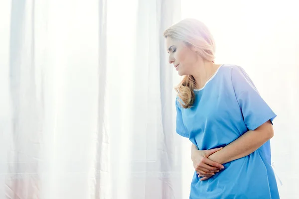 Mujer sintiendo dolor de estómago - foto de stock