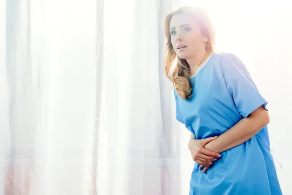 Frau spürt Bauchschmerzen — Stockfoto