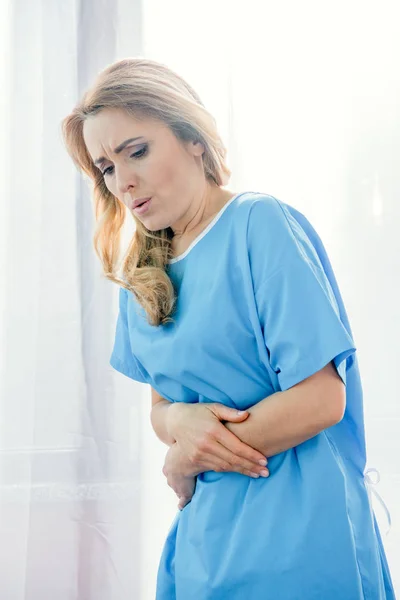 Mujer sintiendo dolor de estómago - foto de stock