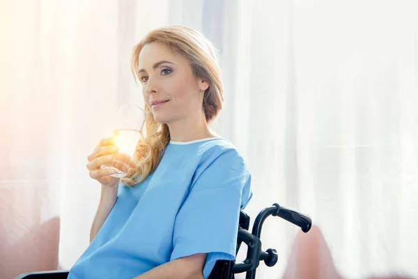 Rollstuhlfahrerin im Krankenhaus — Stockfoto