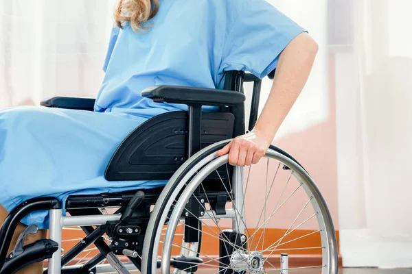 Инвалидная коляска женщина в больнице — стоковое фото