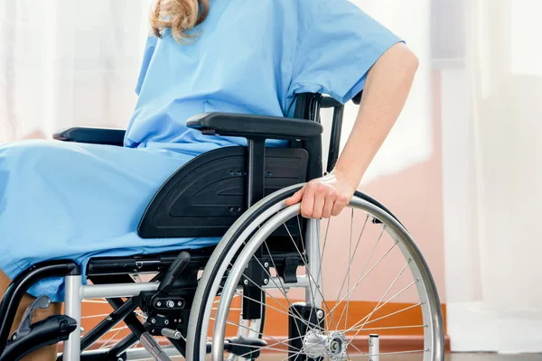 Mulher cadeira de rodas no hospital — Fotografia de Stock