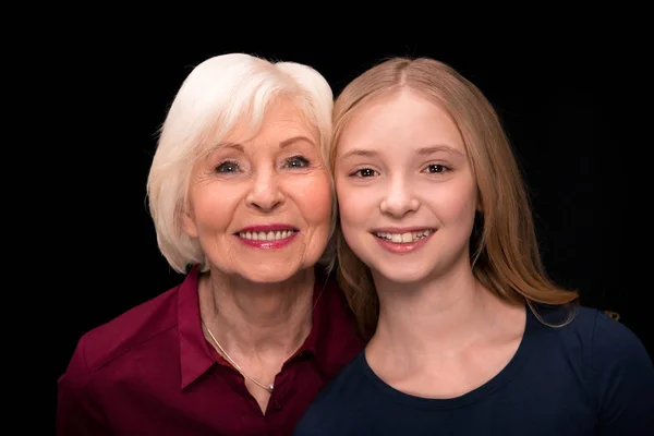 Heureux petit-enfant et grand-mère — Photo de stock