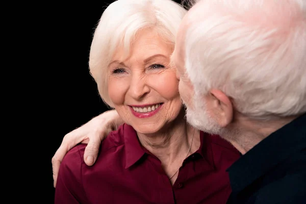 Uomo anziano baciare donna — Foto stock