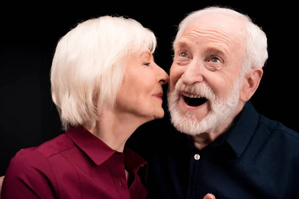 Senior mujer besos hombre - foto de stock