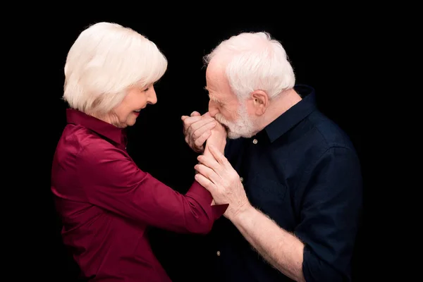 Женщина, целующая мужчину старшего возраста — стоковое фото
