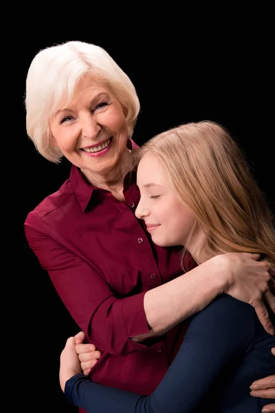 Nieto y abuela abrazos - foto de stock