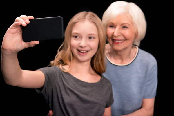 Großmutter und Enkelin machen Selfie — Stockfoto