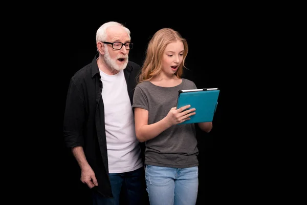 Großvater und Enkelin mit digitalem Tablet — Stockfoto