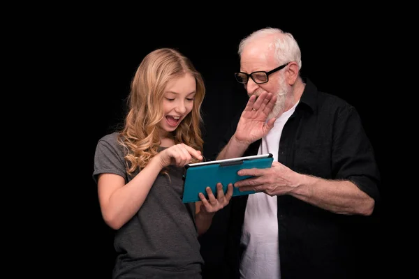 Großvater und Enkelin mit digitalem Tablet — Stockfoto