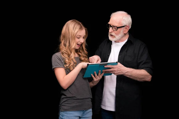 Grand-père et petite-fille avec tablette numérique — Photo de stock