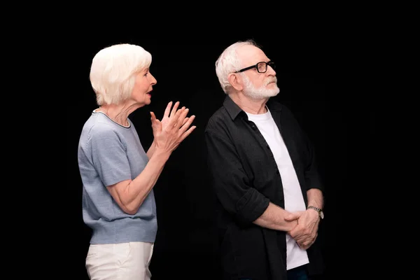 Casal de idosos gesticulando — Fotografia de Stock