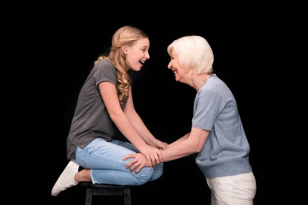 Grand-mère avec petite-fille adolescente — Photo de stock