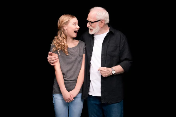 Grand-père et petite-fille adolescente — Photo de stock