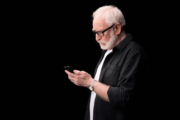 Senior nutzt Smartphone — Stockfoto
