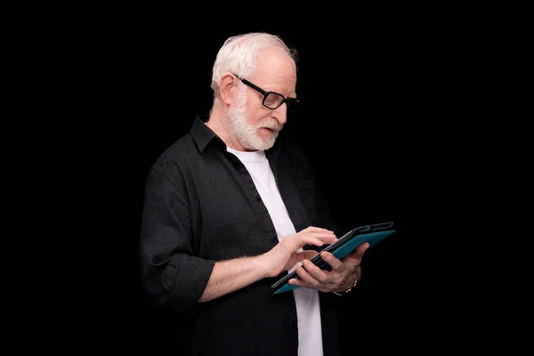 Homme âgé utilisant une tablette — Photo de stock