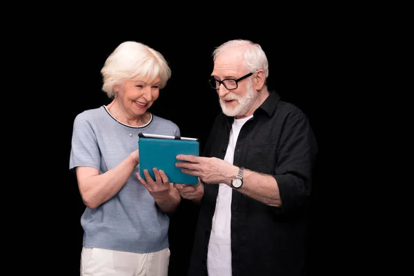 Casal de idosos usando tablet — Fotografia de Stock