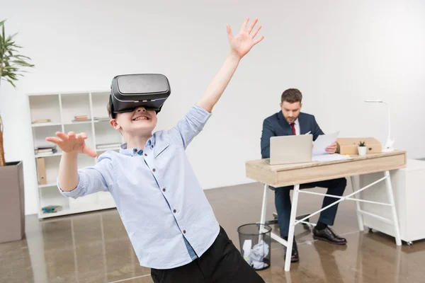 Menino usando óculos de realidade virtual — Fotografia de Stock