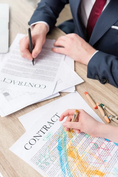 Бізнесмен спирається на бізнес-папери з сином — Stock Photo