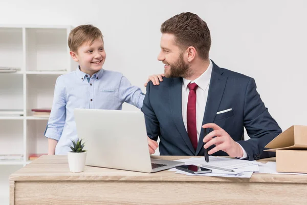 Неслухняний хлопчик зі своїм батьком бізнесменом — Stock Photo