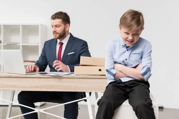 Неслухняний хлопчик зі своїм батьком бізнесменом — Stock Photo